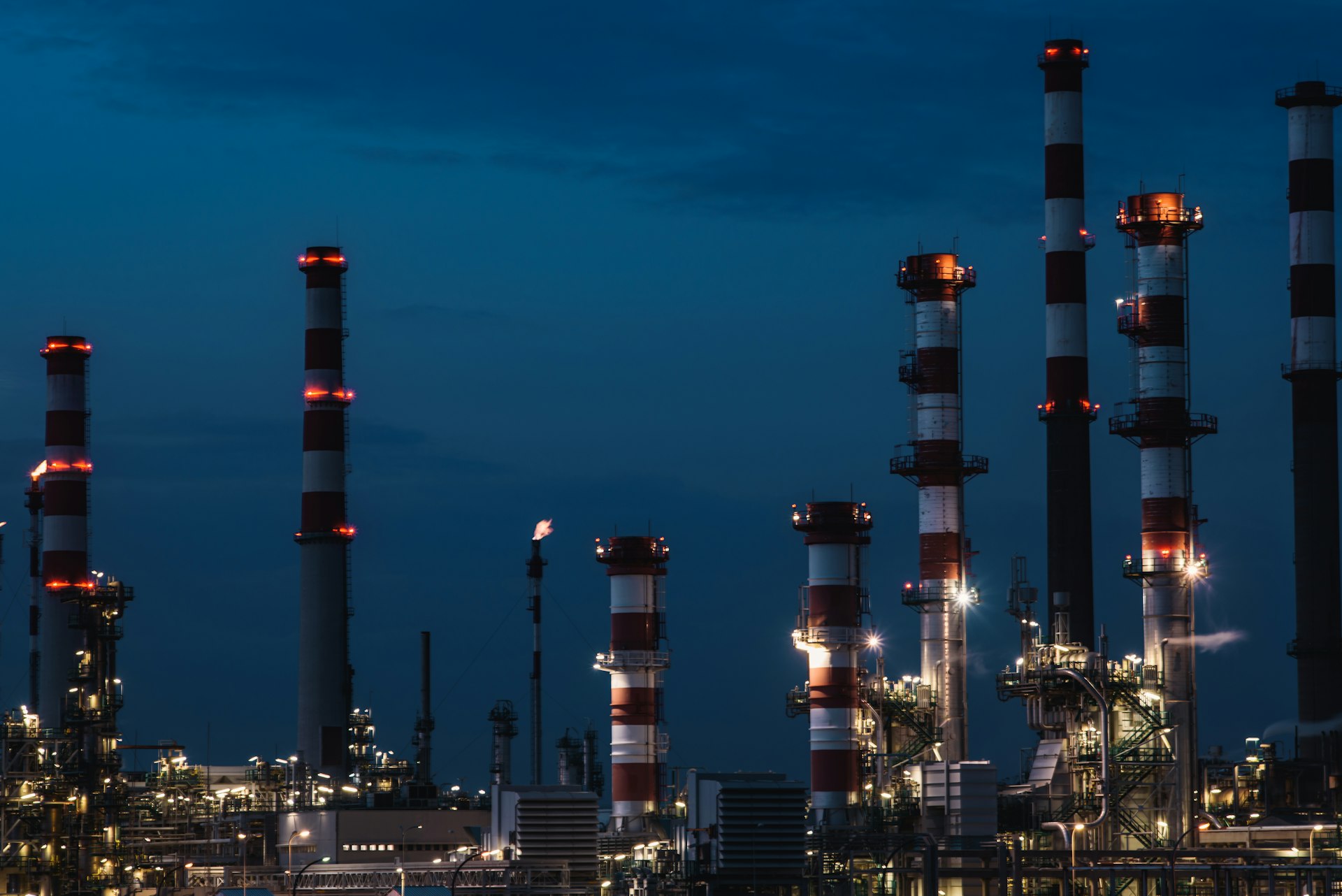 Refinería de noche